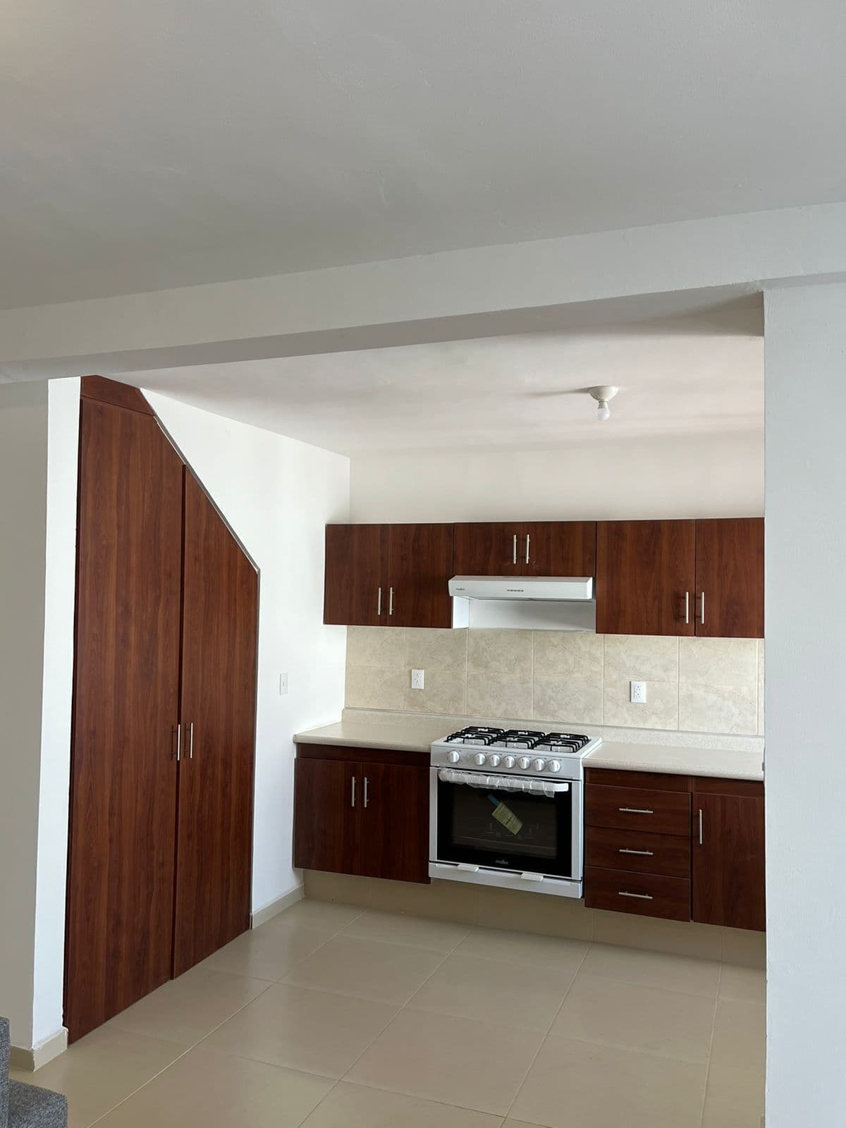 CASA NUEVA AMUEBLADA EN RENTA O VENTA EN PRIV. CIELO ABIERTO, (POZOS) SLP. 11