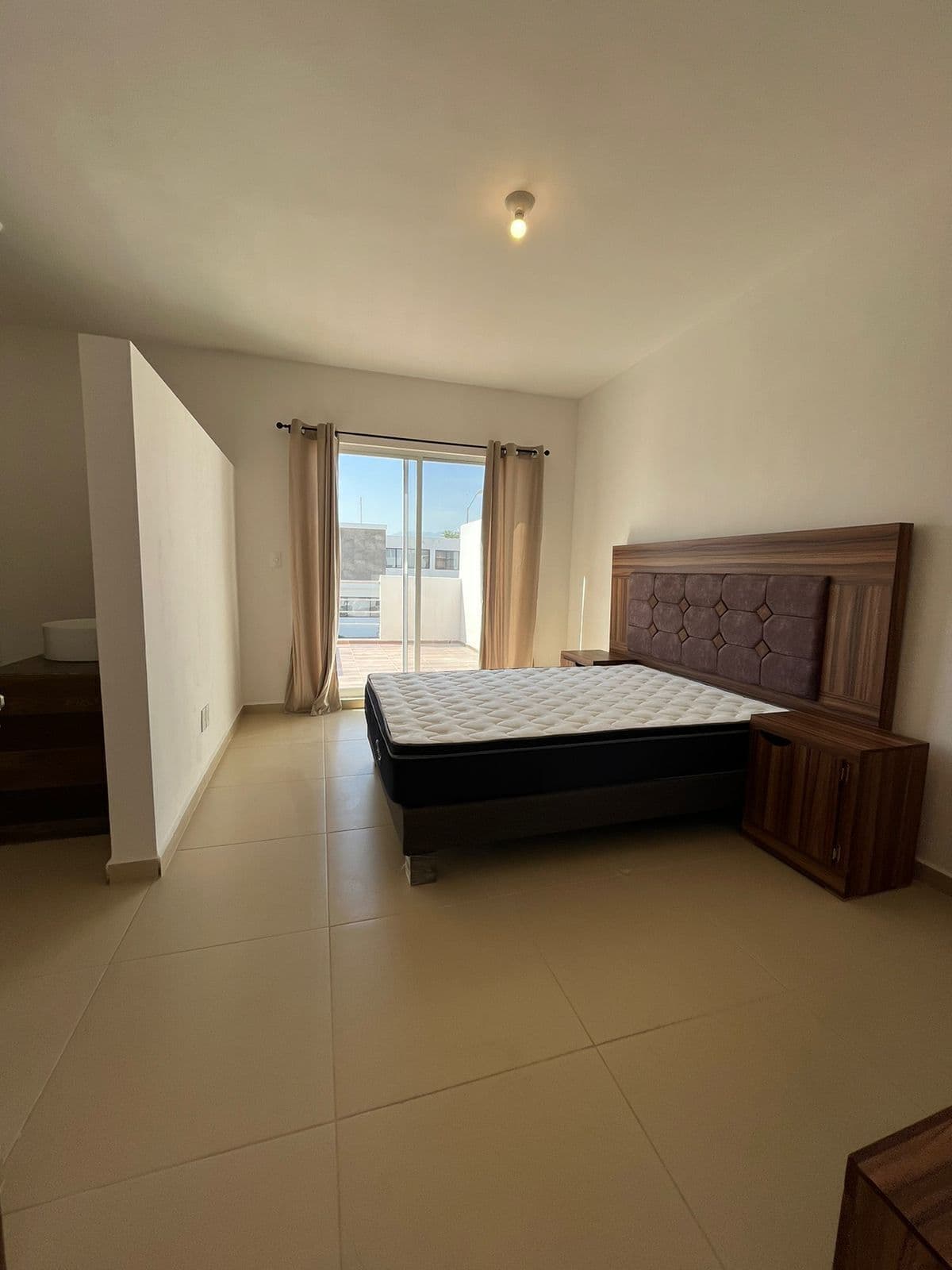 CASA NUEVA AMUEBLADA EN RENTA O VENTA EN PRIV. CIELO ABIERTO, (POZOS) SLP. 14