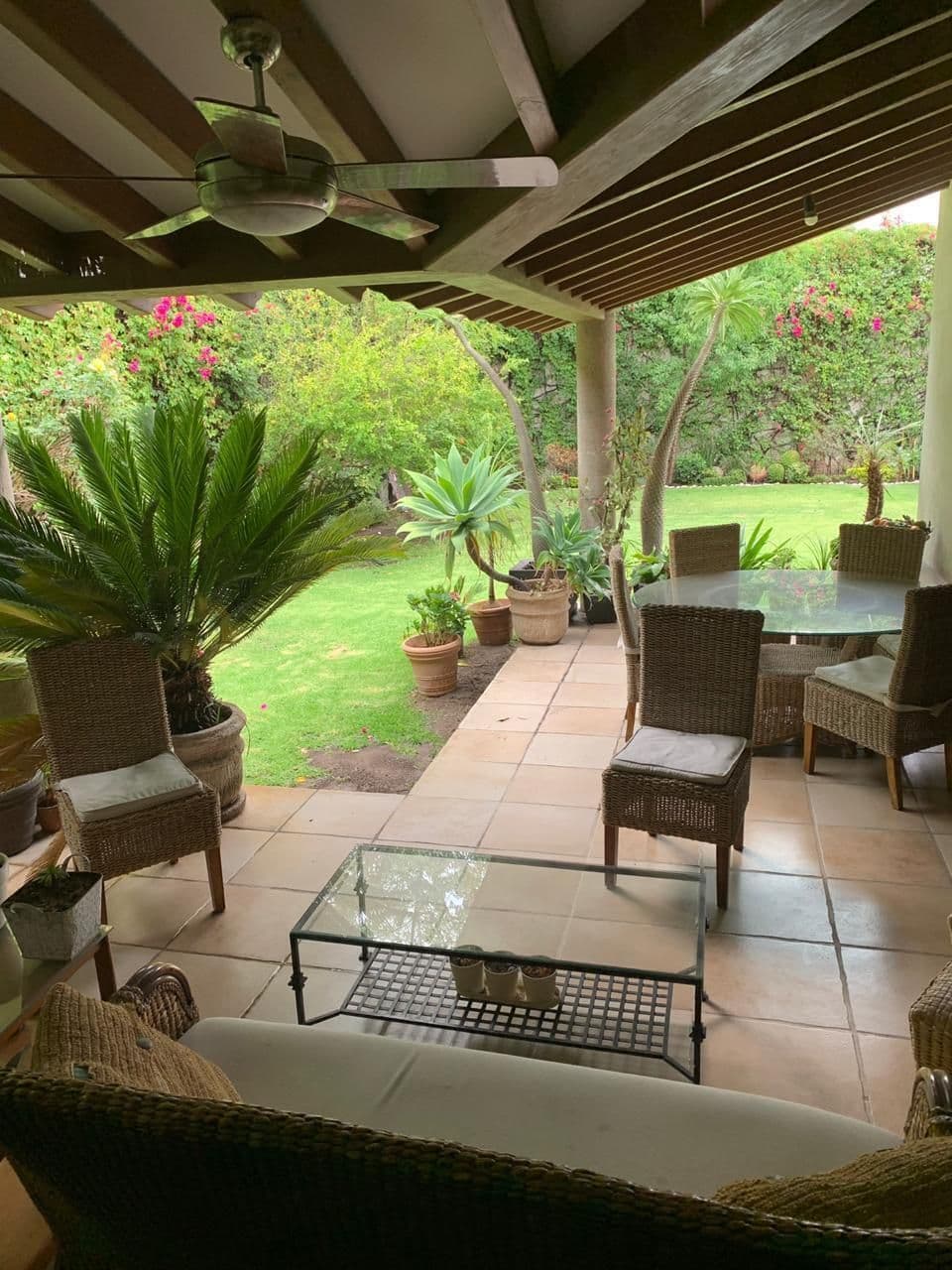 Se vende casa en Lomas 3a sección, S.L.P. 4 recs, 4.5 baños, hermoso jardin. 3