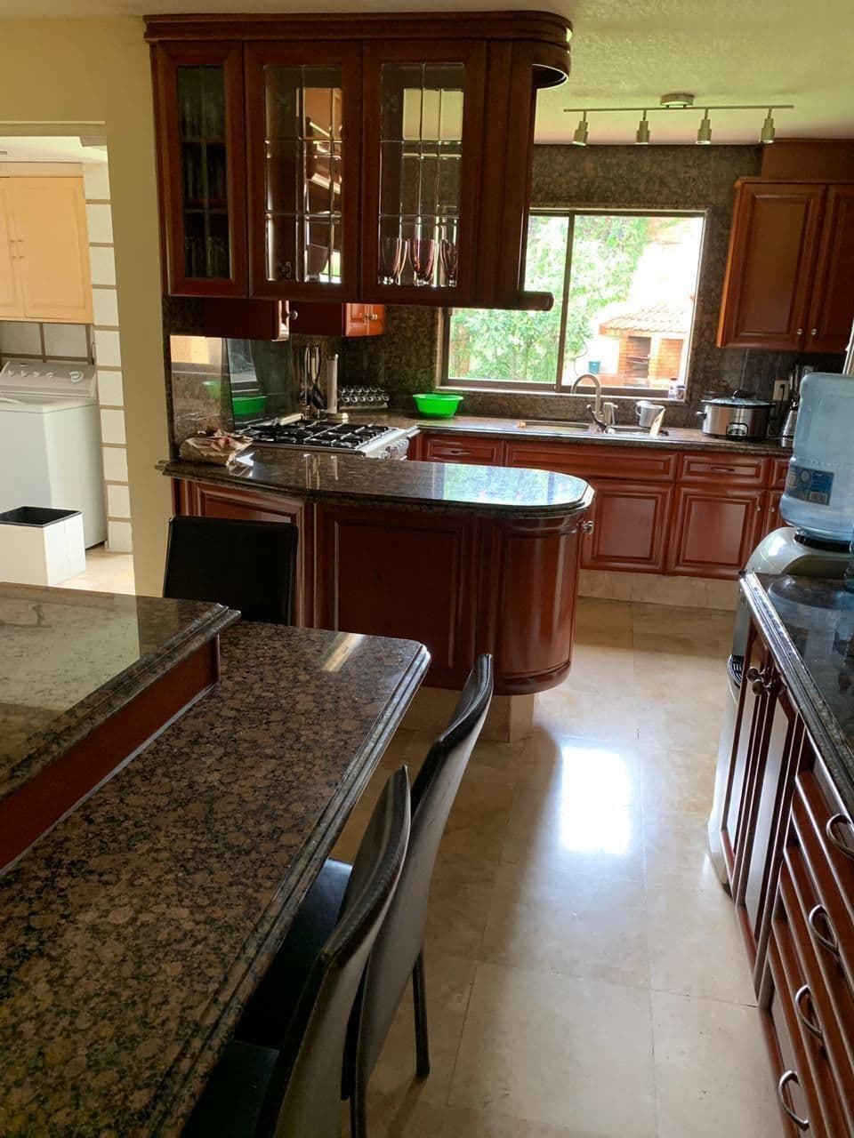 Se vende casa en Lomas 3a sección, S.L.P. 4 recs, 4.5 baños, hermoso jardin. 4