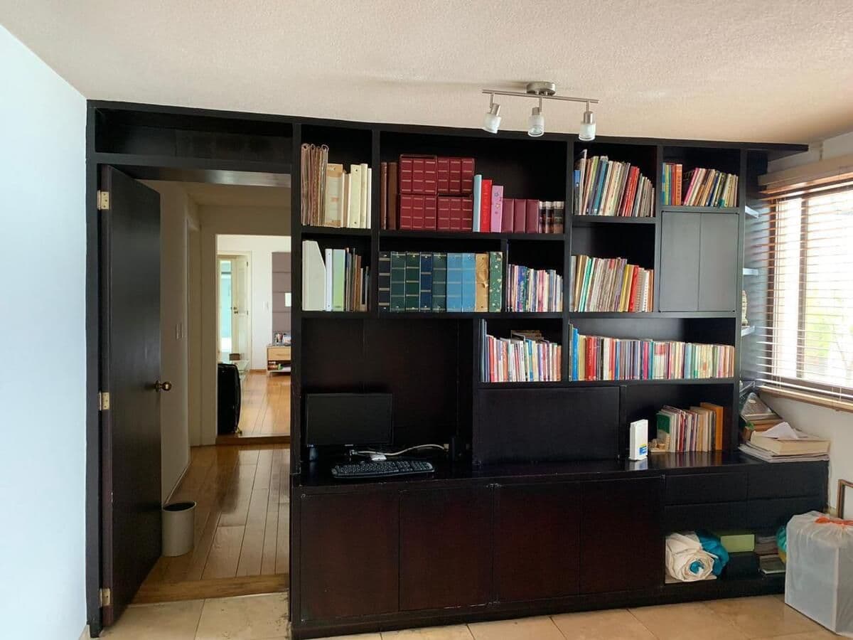 Se vende casa en Lomas 3a sección, S.L.P. 4 recs, 4.5 baños, hermoso jardin. 9