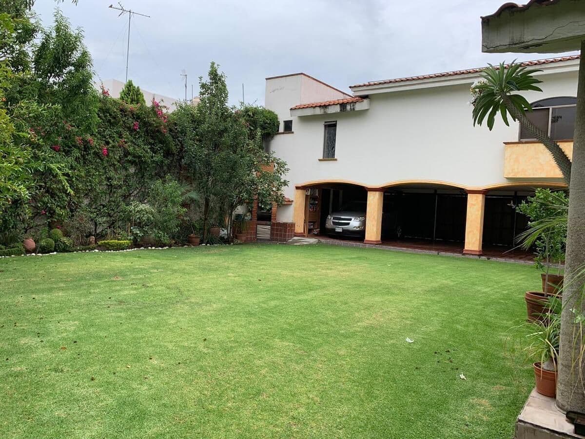 Se vende casa en Lomas 3a sección, S.L.P. 4 recs, 4.5 baños, hermoso jardin. 1/9