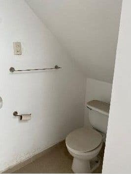 Casa con local comercial, cortina de acero, una recamara y 1.5 baños 4