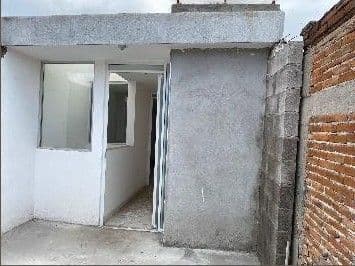 Casa con local comercial, cortina de acero, una recamara y 1.5 baños 5