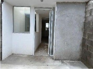 Casa con local comercial, cortina de acero, una recamara y 1.5 baños 6