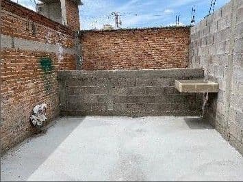 Casa con local comercial, cortina de acero, una recamara y 1.5 baños 7