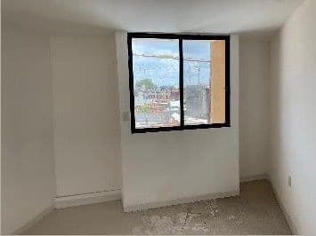 Casa con local comercial, cortina de acero, una recamara y 1.5 baños 9
