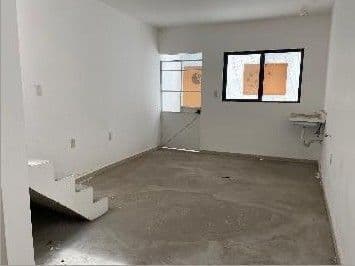 Casa con local comercial, cortina de acero, una recamara y 1.5 baños 11