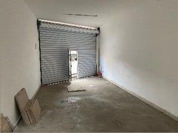 Casa con local comercial, cortina de acero, una recamara y 1.5 baños 1/13