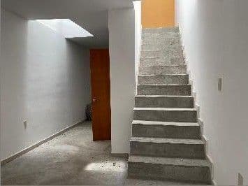 Casa con local comercial, cortina de acero, una recamara y 1.5 baños 3