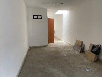 Casa con local comercial, cortina de acero, una recamara y 1.5 baños 2