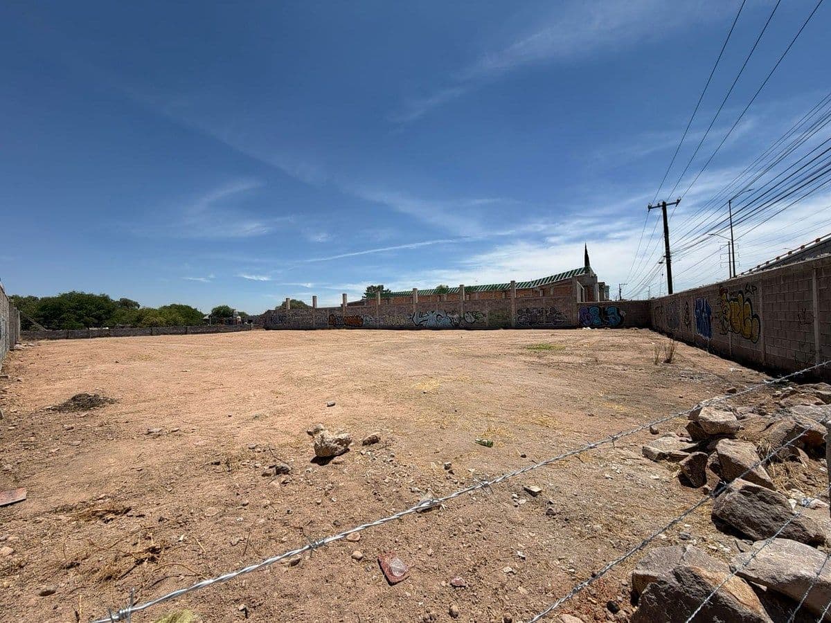 VENTA DE 2 Y 3 LOTES BARDEADOS ,RUMBO CARRETERA ZACATECAS ! 6