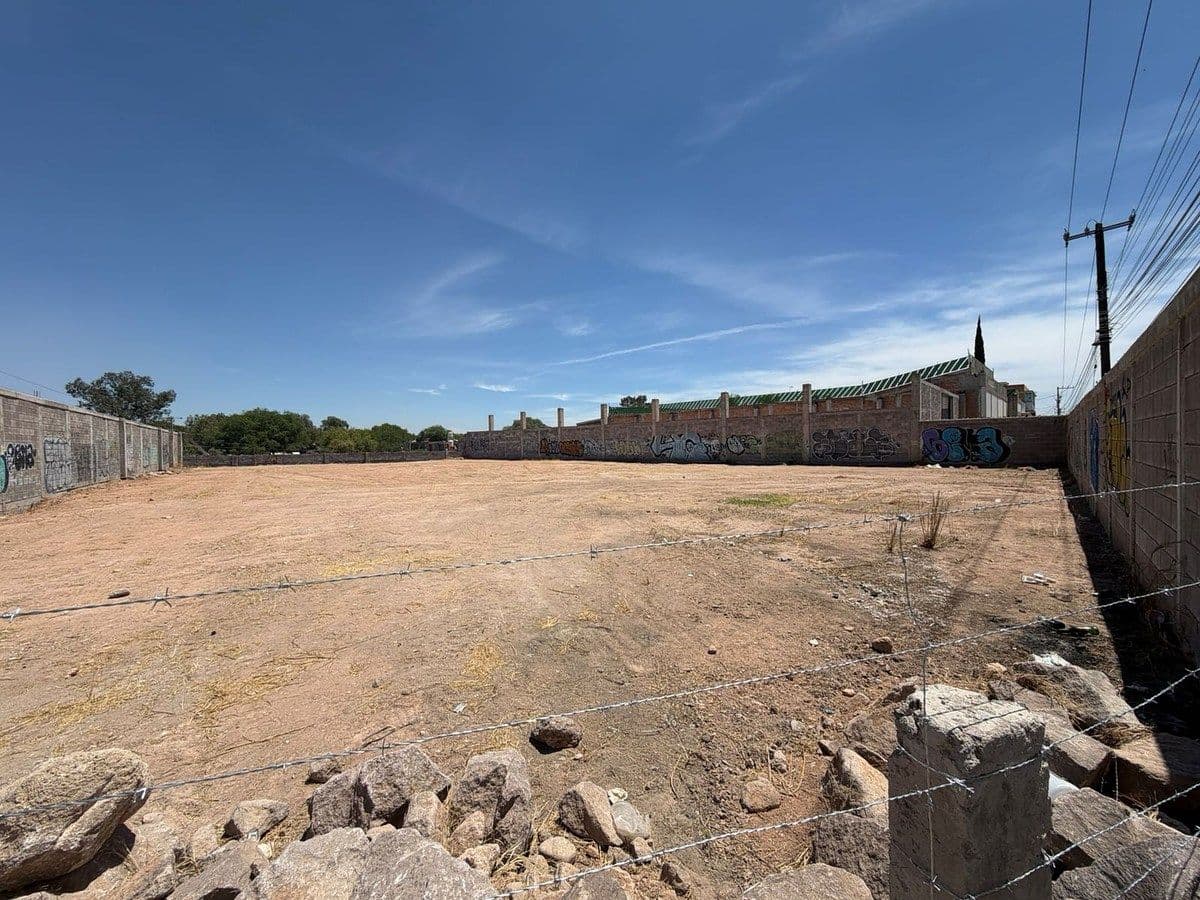 VENTA DE 2 Y 3 LOTES BARDEADOS ,RUMBO CARRETERA ZACATECAS ! 5