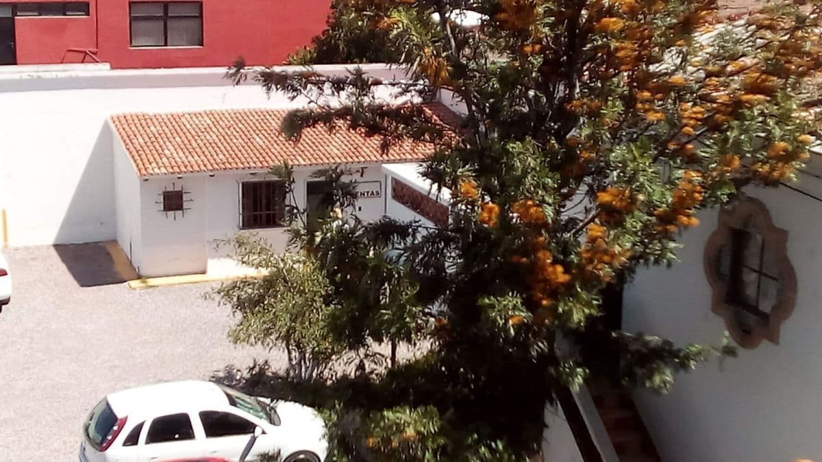 Casa en venta en esquina, Av. Carranza 1,320 m2 de terreno 12