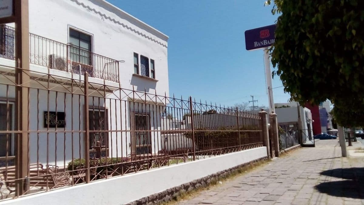 Casa en venta en esquina, Av. Carranza 1,320 m2 de terreno 14