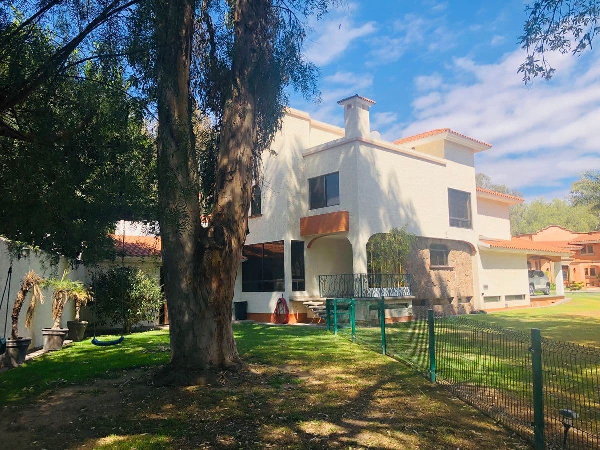 Casa en venta en el Club Campestre 3 recs 3 baños 3 medios baños, salón de jgos 2