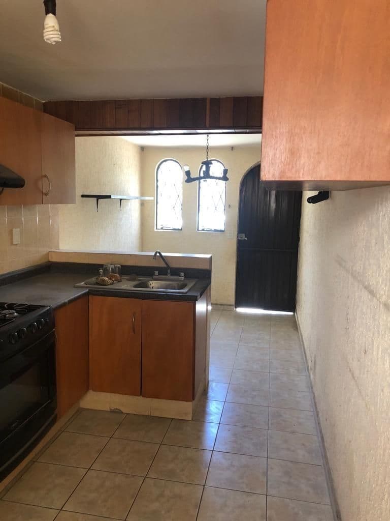 Casa en venta en Col. del Valle 5 habs 4.5 baños 2 habs en planta baja 4