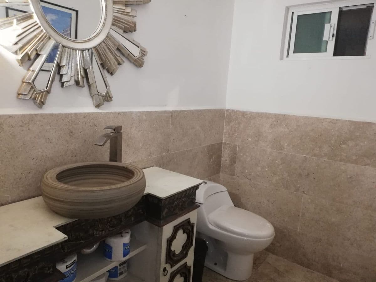 Casa recién remodelada por Cap. Caldera 4 recs 4.5 baños 525 m2 terreno 8