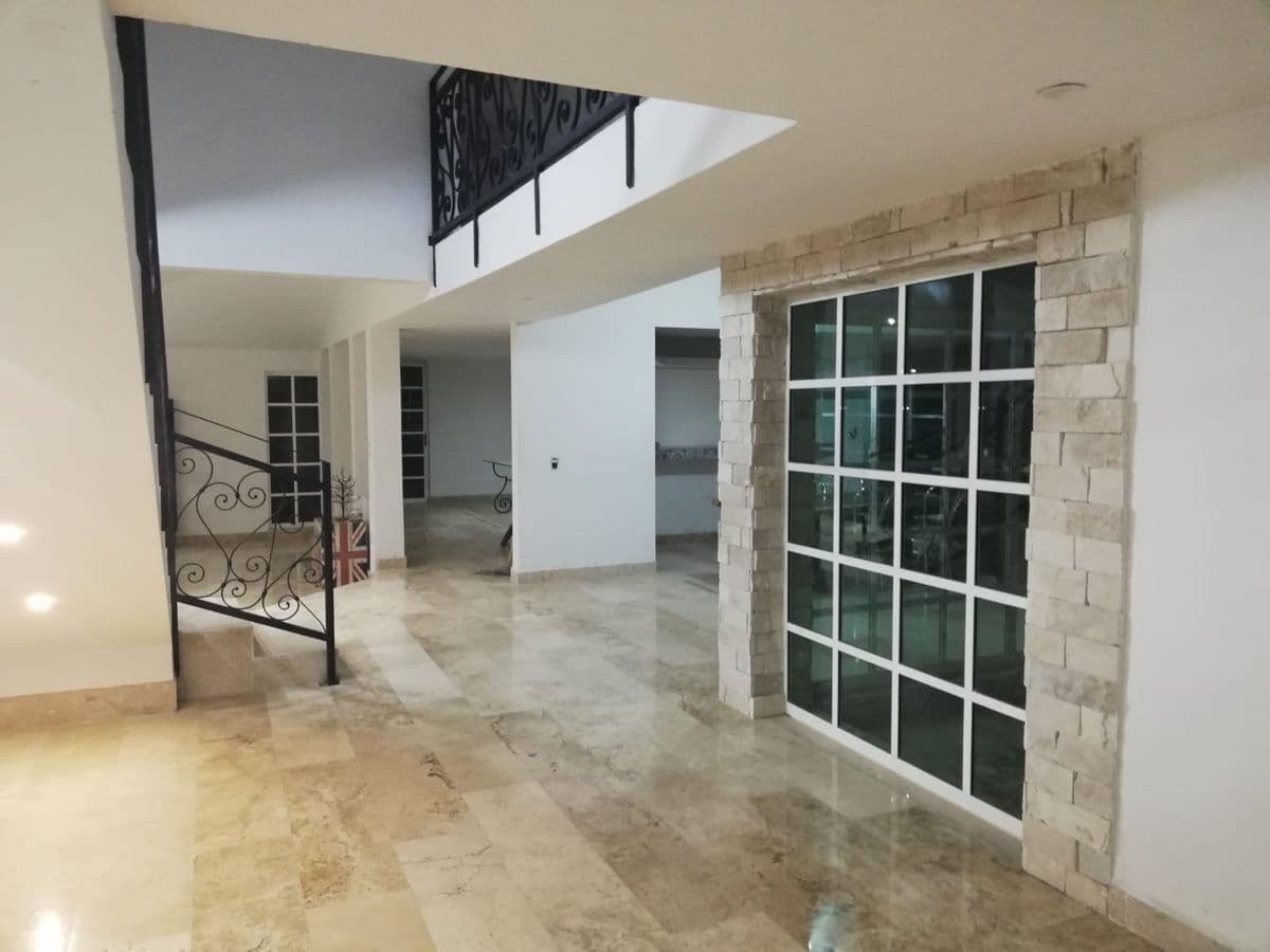 Casa recién remodelada por Cap. Caldera 4 recs 4.5 baños 525 m2 terreno 4
