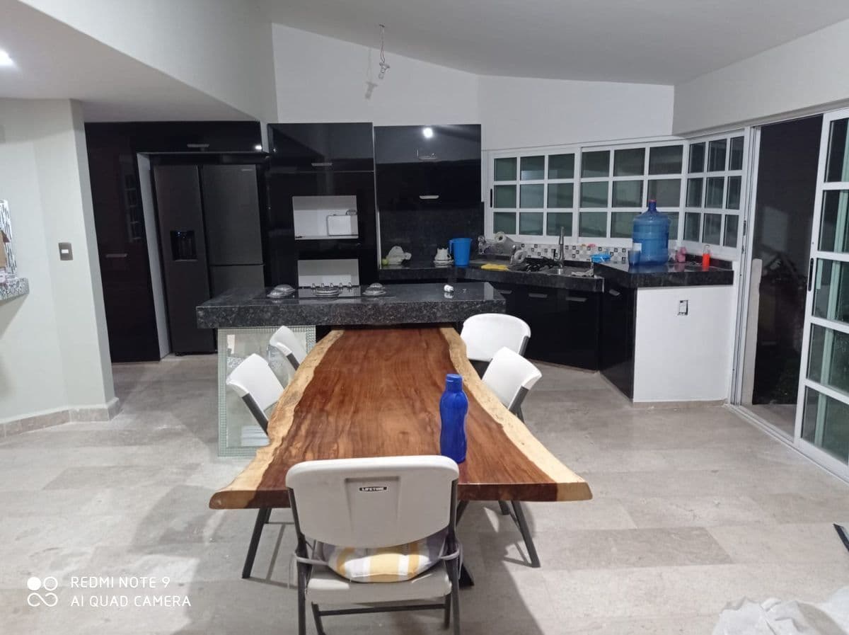 Casa recién remodelada por Cap. Caldera 4 recs 4.5 baños 525 m2 terreno 3