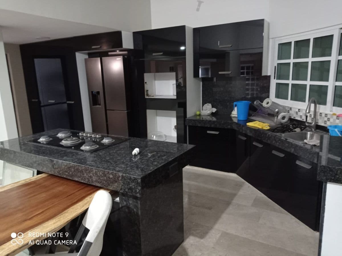 Casa recién remodelada por Cap. Caldera 4 recs 4.5 baños 525 m2 terreno 2