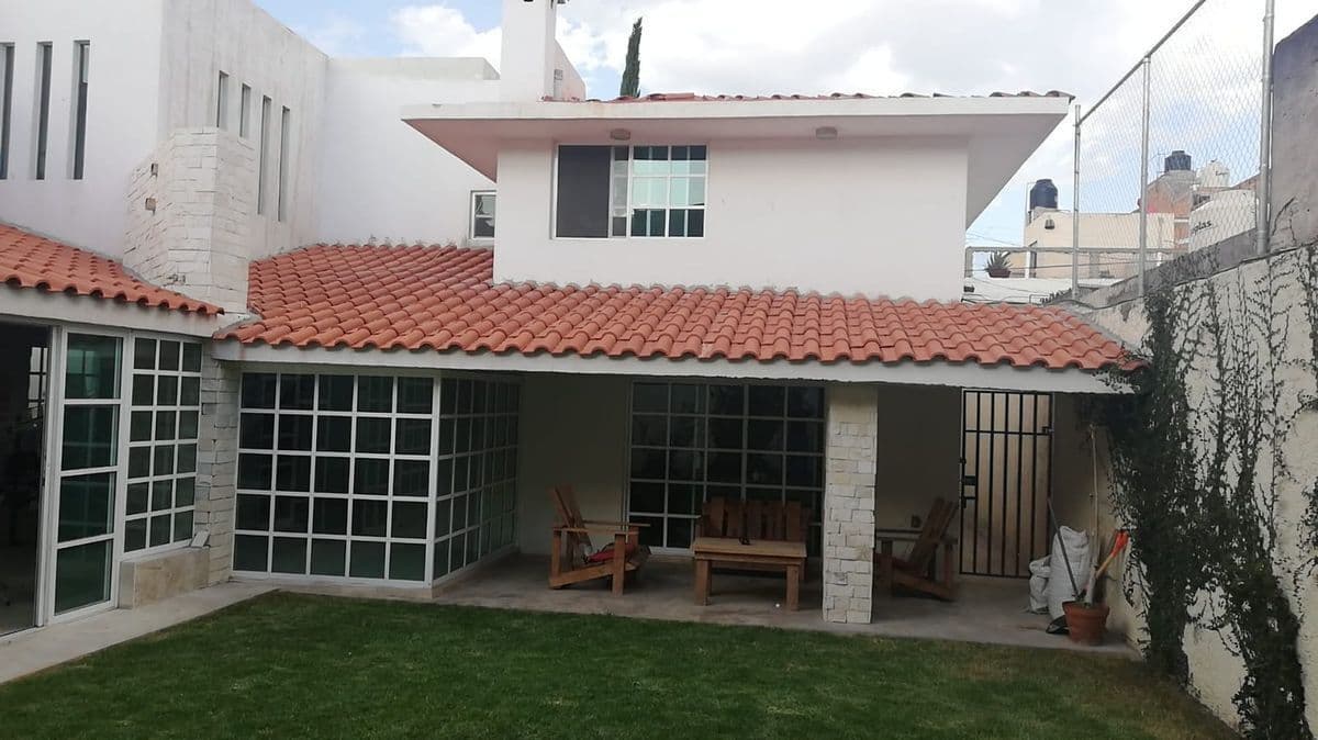 Casa recién remodelada por Cap. Caldera 4 recs 4.5 baños 525 m2 terreno 1/13