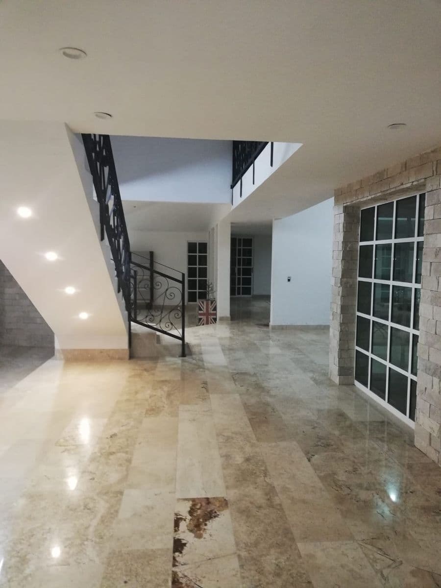 Casa recién remodelada por Cap. Caldera 4 recs 4.5 baños 525 m2 terreno 6