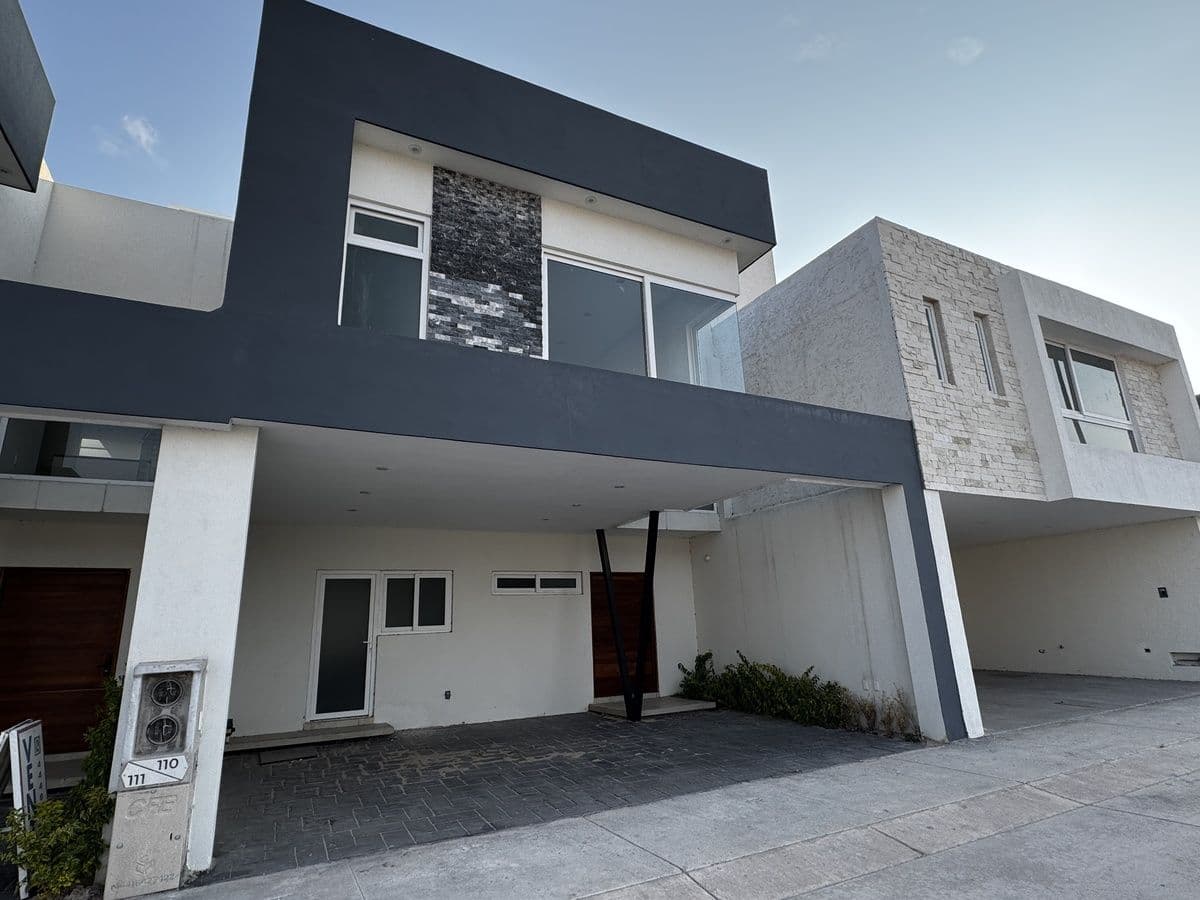Casa en Venta en Fraccionamiento Tarragona con Zona de Juegos 1/15