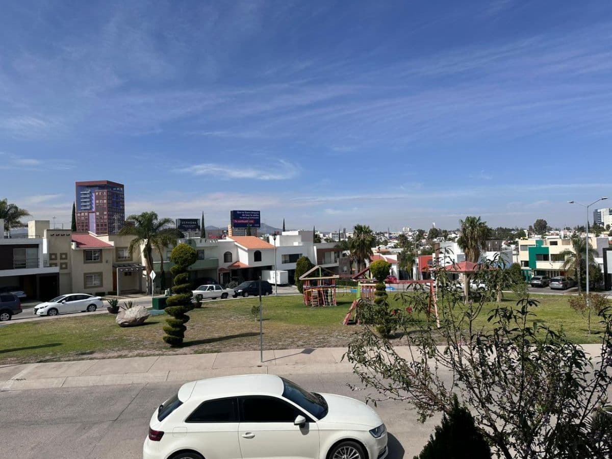 Casa en venta en Miravalle 5 recs 5 baños 2 medios, rec en PB, roof  con asador 5