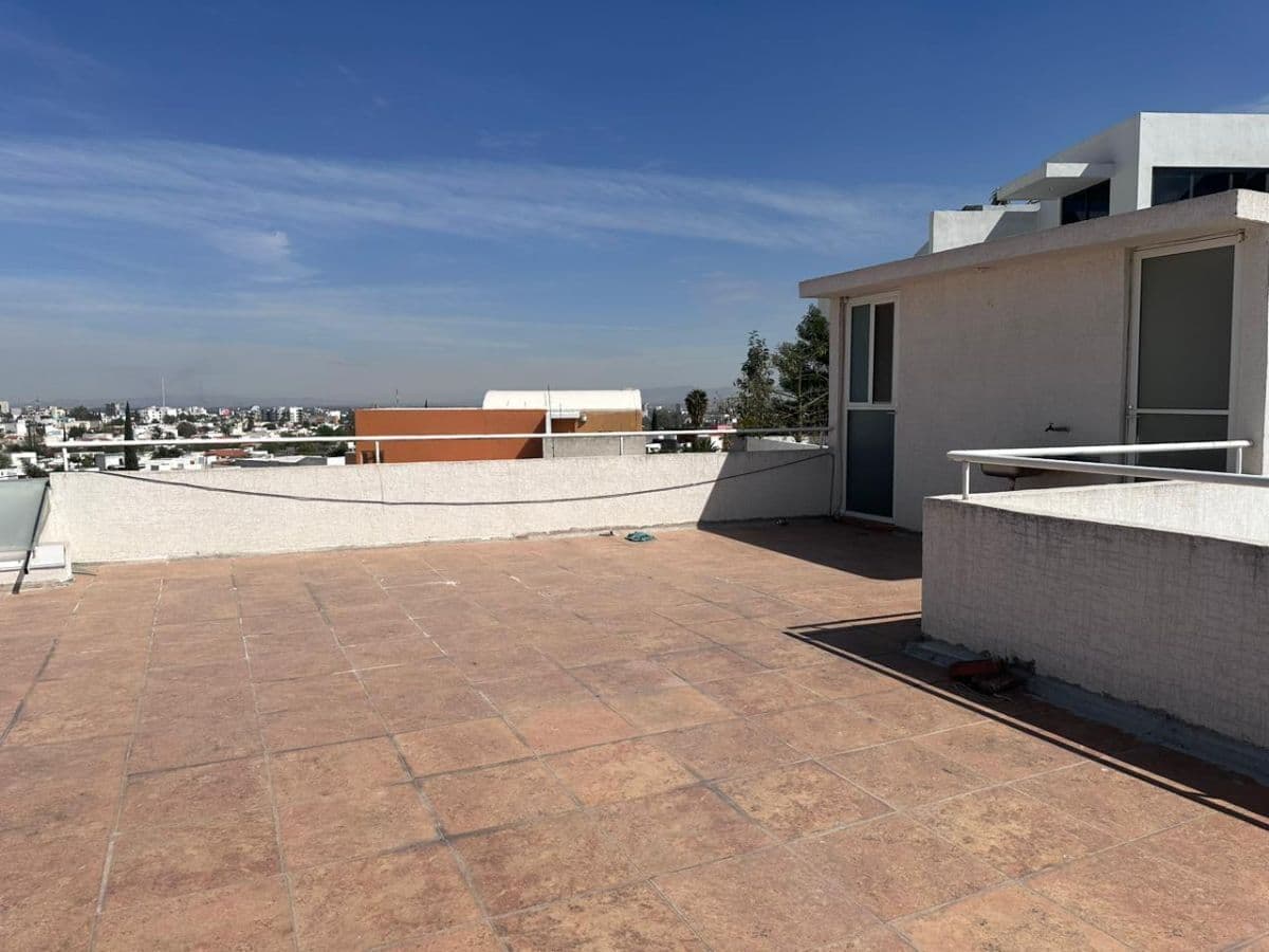 Casa en venta en Miravalle 5 recs 5 baños 2 medios, rec en PB, roof  con asador 4