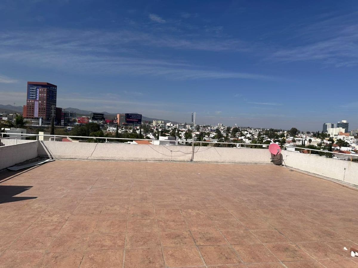 Casa en venta en Miravalle 5 recs 5 baños 2 medios, rec en PB, roof  con asador 6