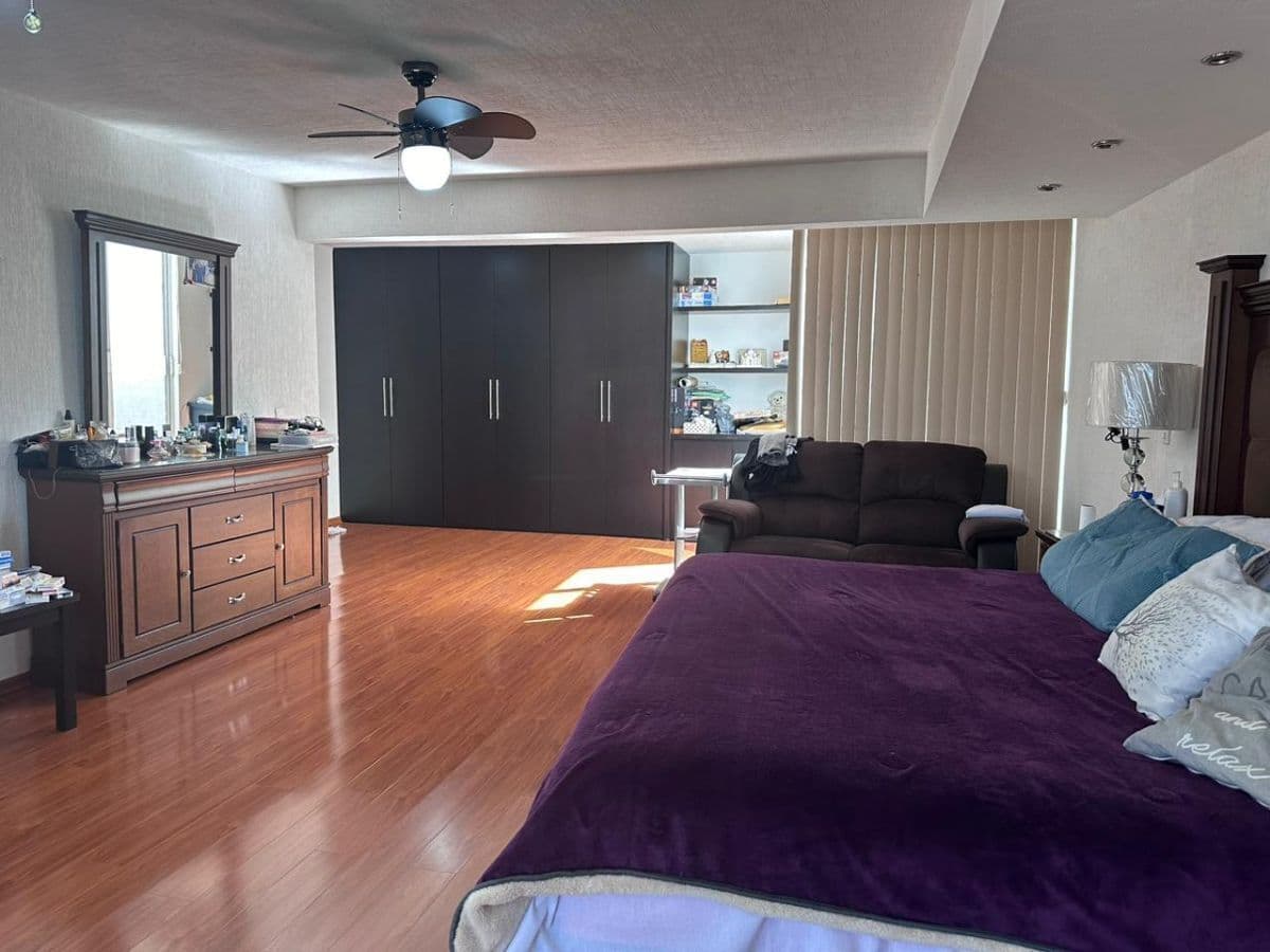 Casa en venta en Miravalle 5 recs 5 baños 2 medios, rec en PB, roof  con asador 8