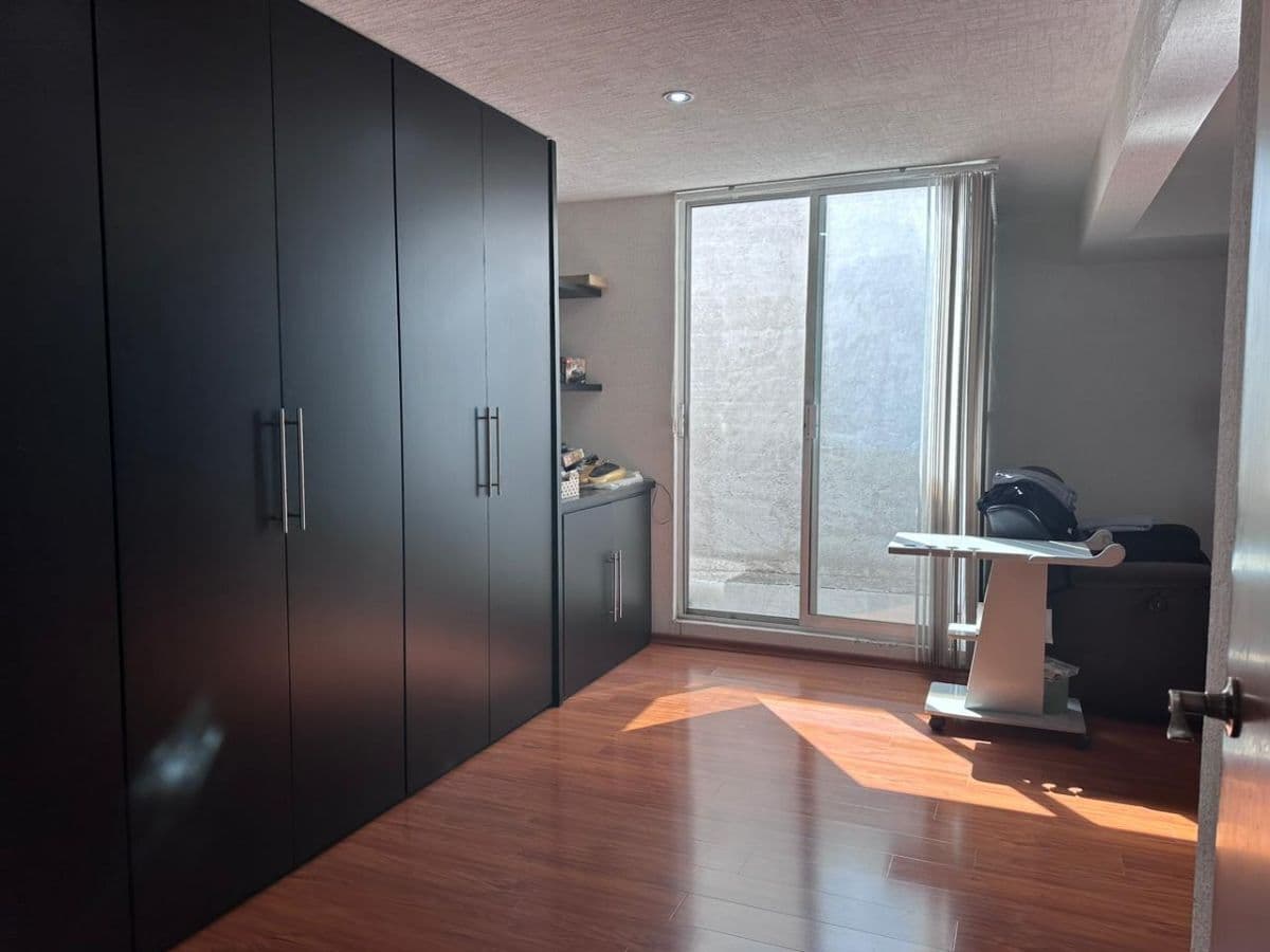 Casa en venta en Miravalle 5 recs 5 baños 2 medios, rec en PB, roof  con asador 9