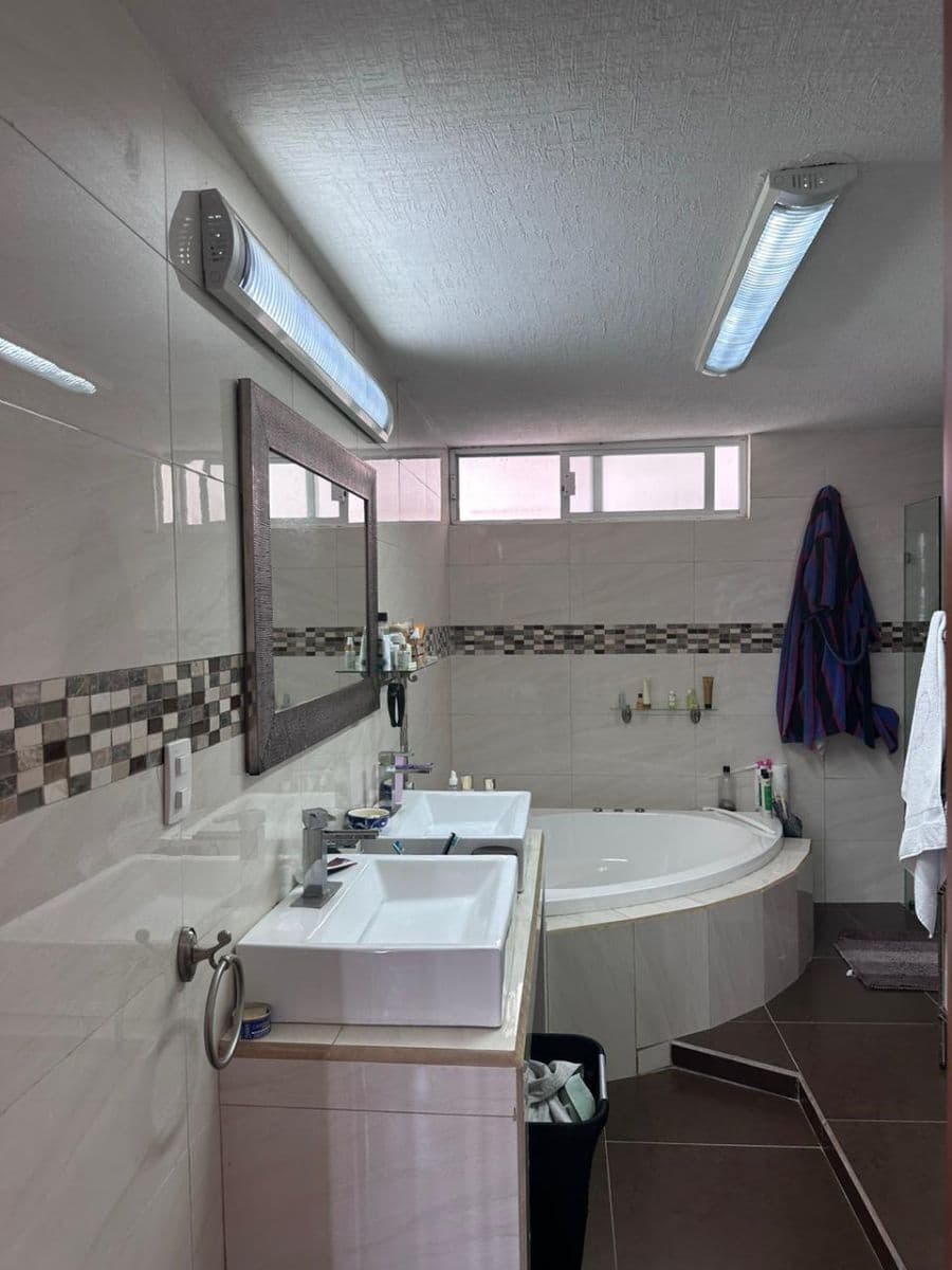 Casa en venta en Miravalle 5 recs 5 baños 2 medios, rec en PB, roof  con asador 10
