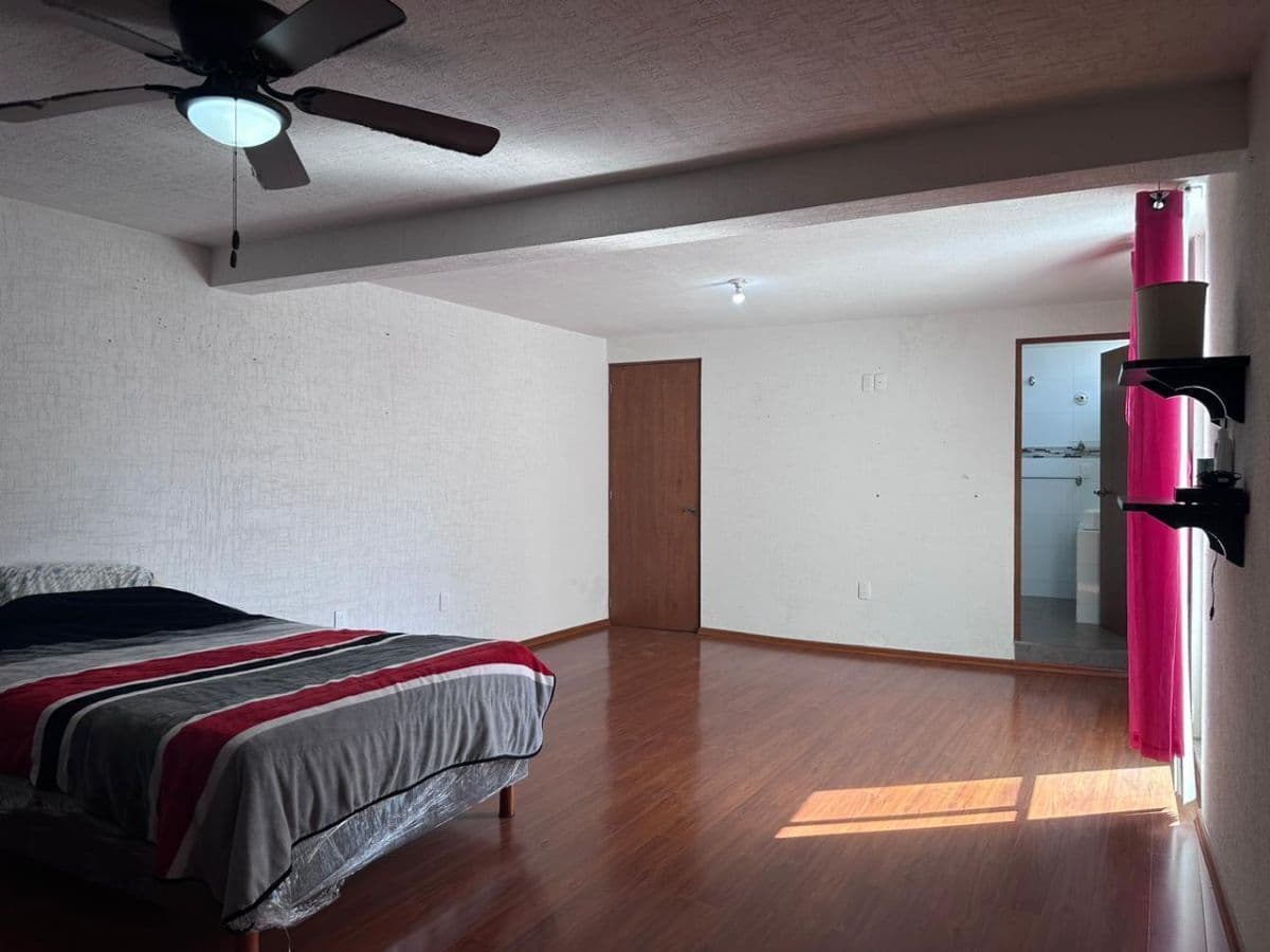 Casa en venta en Miravalle 5 recs 5 baños 2 medios, rec en PB, roof  con asador 11
