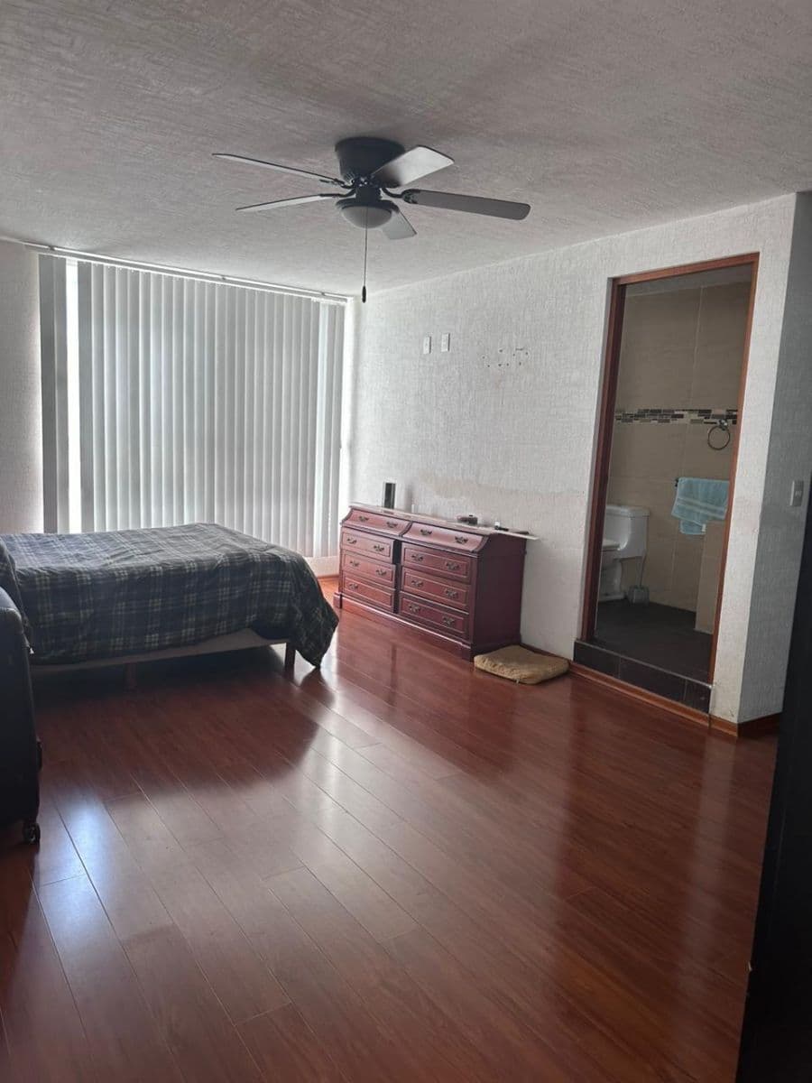Casa en venta en Miravalle 5 recs 5 baños 2 medios, rec en PB, roof  con asador 12
