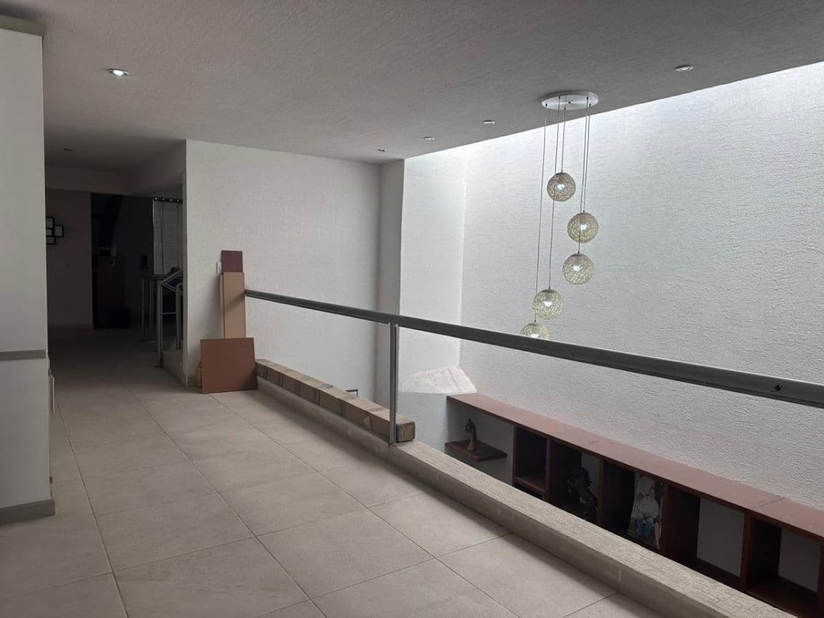 Casa en venta en Miravalle 5 recs 5 baños 2 medios, rec en PB, roof  con asador 13