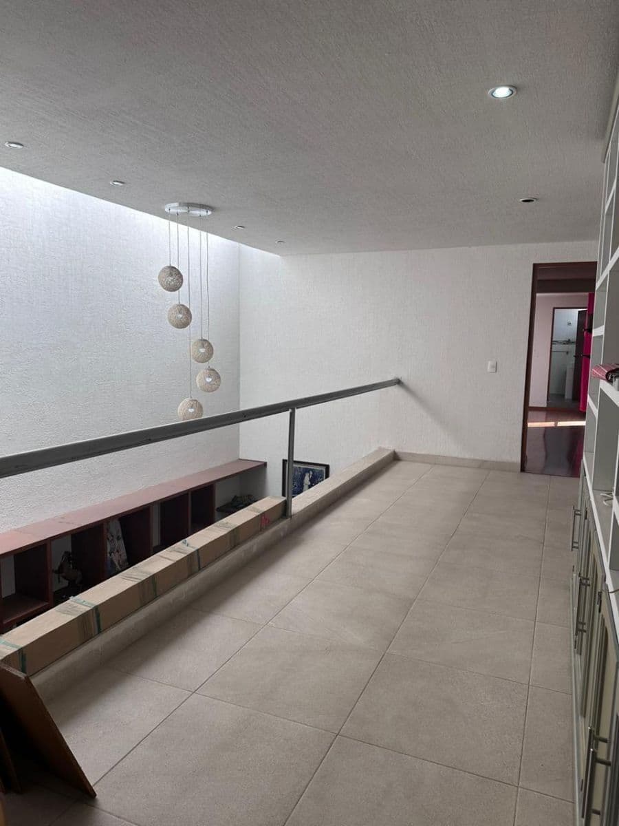 Casa en venta en Miravalle 5 recs 5 baños 2 medios, rec en PB, roof  con asador 14