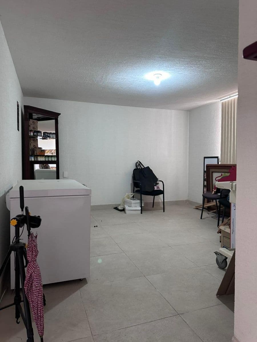 Casa en venta en Miravalle 5 recs 5 baños 2 medios, rec en PB, roof  con asador 15