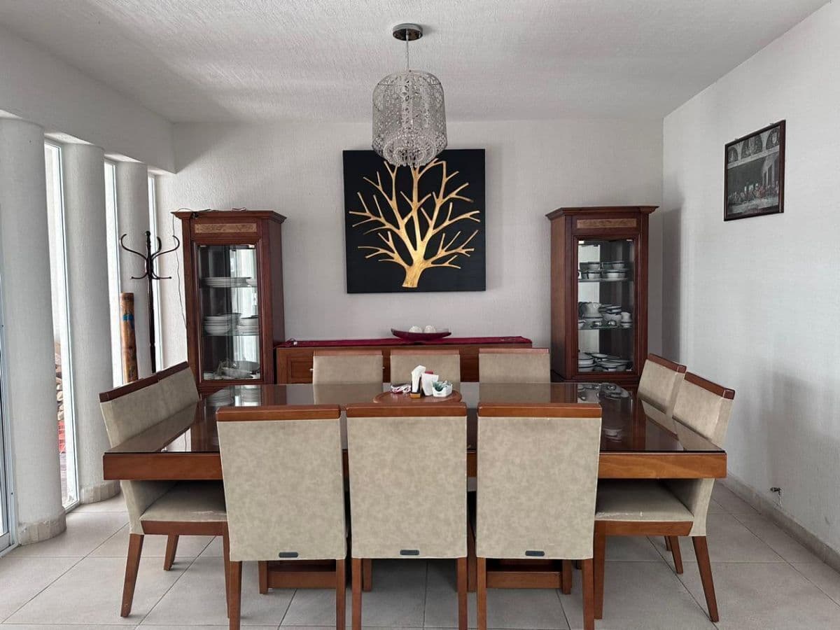 Casa en venta en Miravalle 5 recs 5 baños 2 medios, rec en PB, roof  con asador 1/14