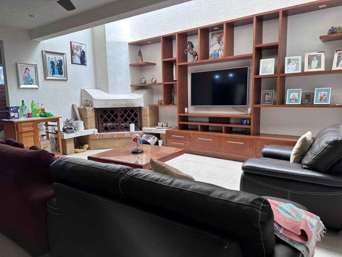 Casa en venta en Miravalle 5 recs 5 baños 2 medios, rec en PB, roof  con asador 2