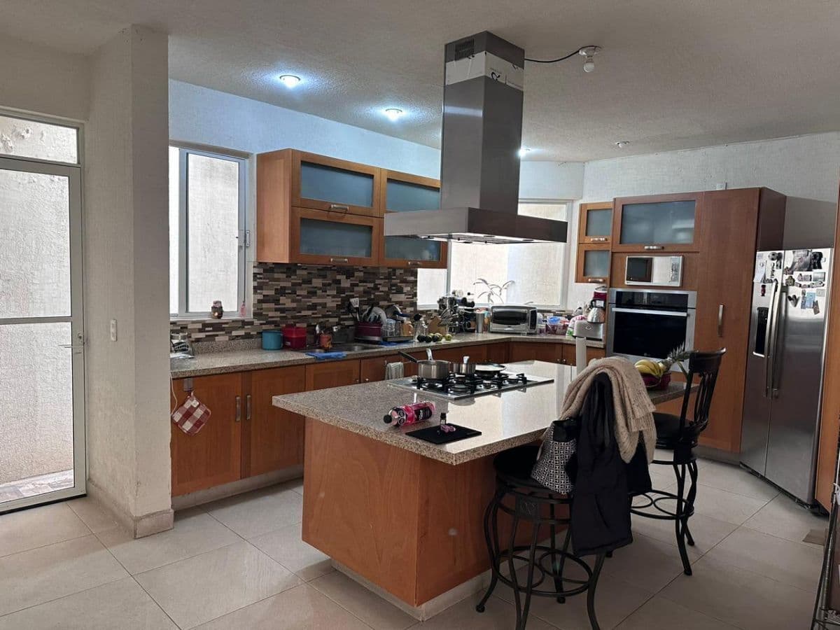 Casa en venta en Miravalle 5 recs 5 baños 2 medios, rec en PB, roof  con asador 3