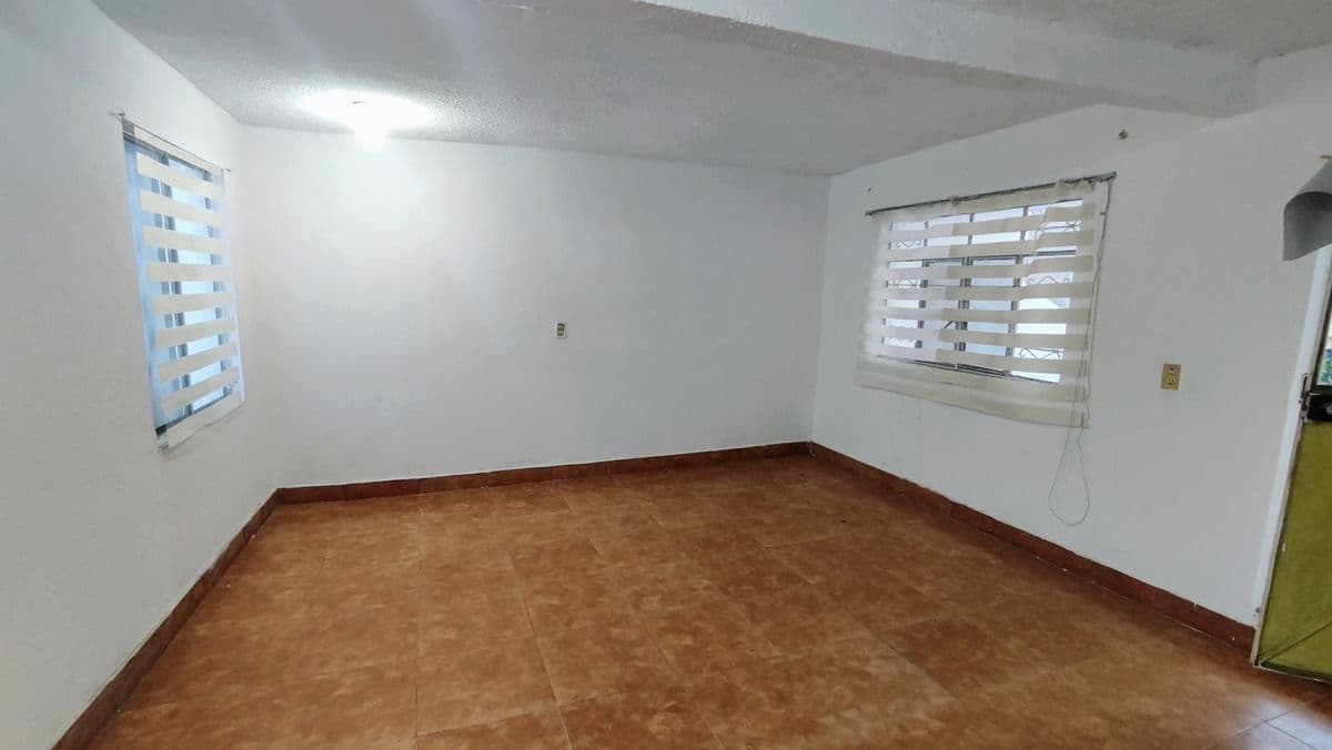 A UNOS PASOS DE AV. HIMNO NAL. CASA EN VENTA EN SAN JUAN DE GUADALUPE, S.L.P. 4