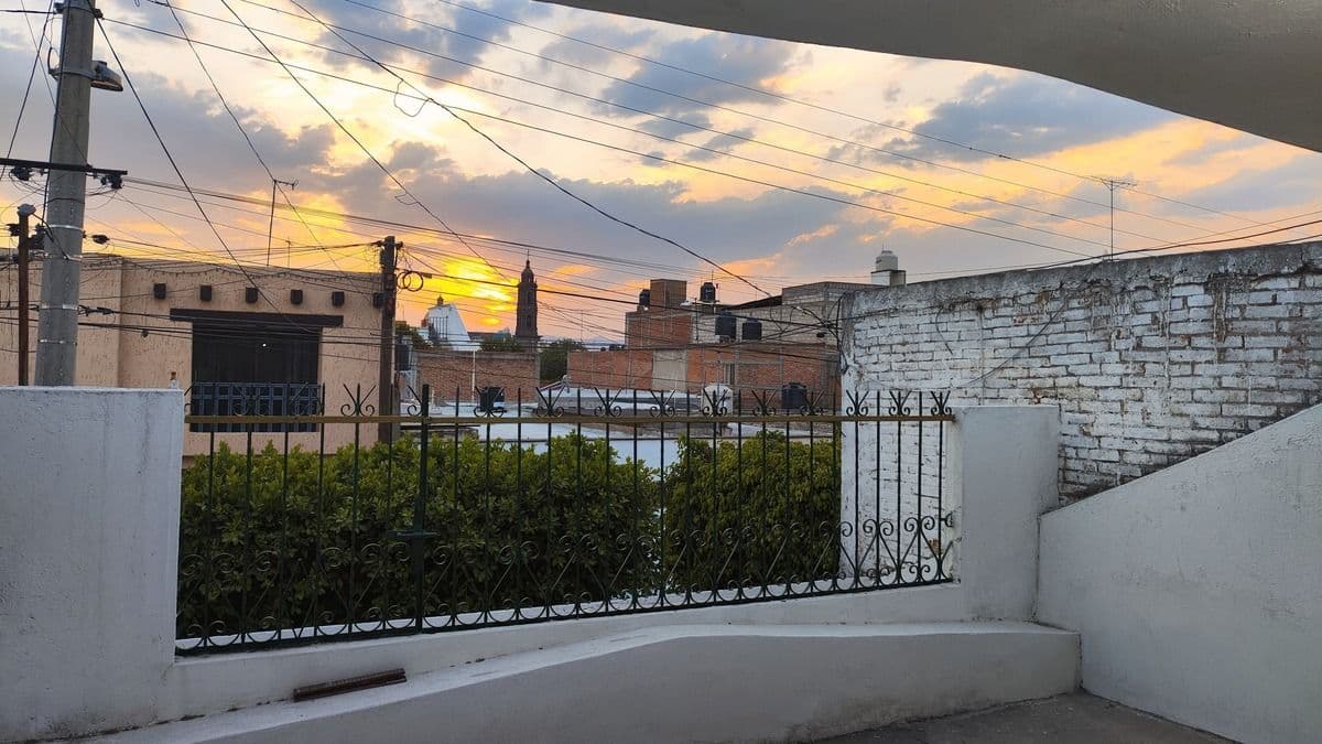 A UNOS PASOS DE AV. HIMNO NAL. CASA EN VENTA EN SAN JUAN DE GUADALUPE, S.L.P. 9