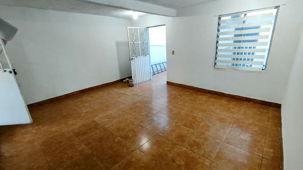 A UNOS PASOS DE AV. HIMNO NAL. CASA EN VENTA EN SAN JUAN DE GUADALUPE, S.L.P. 5