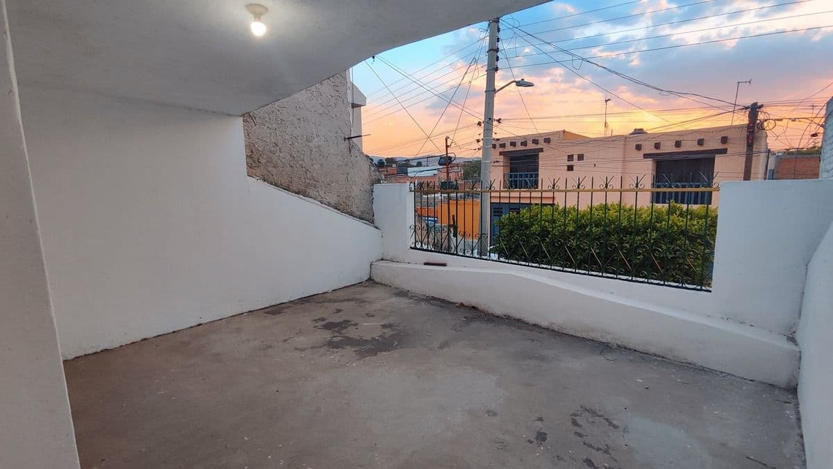 A UNOS PASOS DE AV. HIMNO NAL. CASA EN VENTA EN SAN JUAN DE GUADALUPE, S.L.P. 12