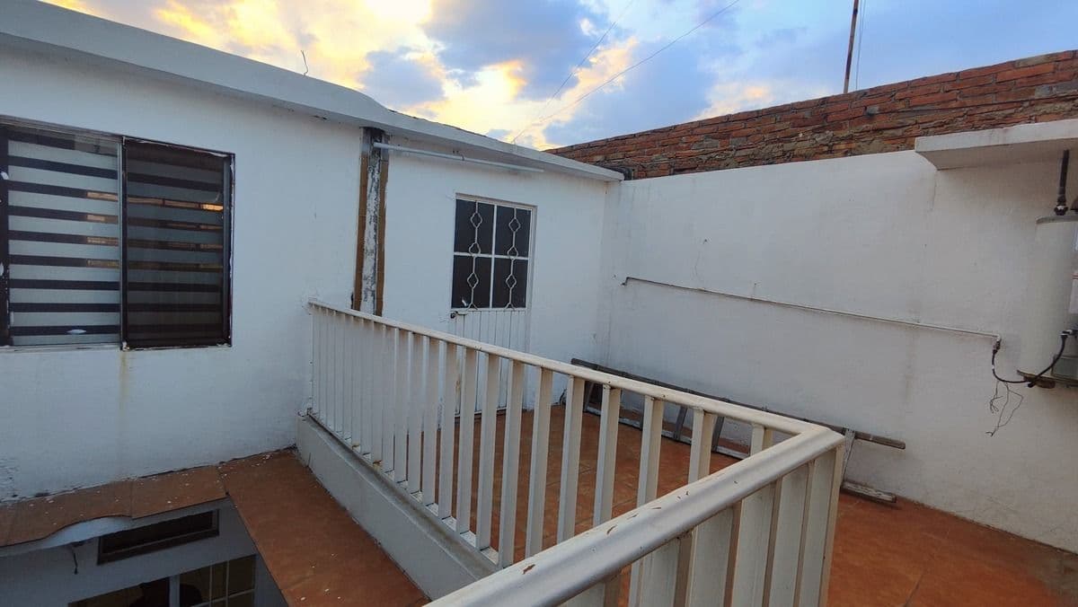 A UNOS PASOS DE AV. HIMNO NAL. CASA EN VENTA EN SAN JUAN DE GUADALUPE, S.L.P. 13