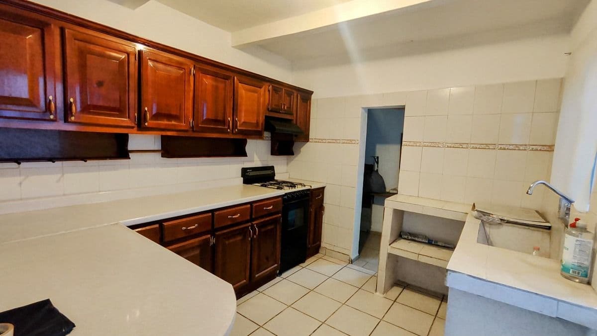 A UNOS PASOS DE AV. HIMNO NAL. CASA EN VENTA EN SAN JUAN DE GUADALUPE, S.L.P. 3