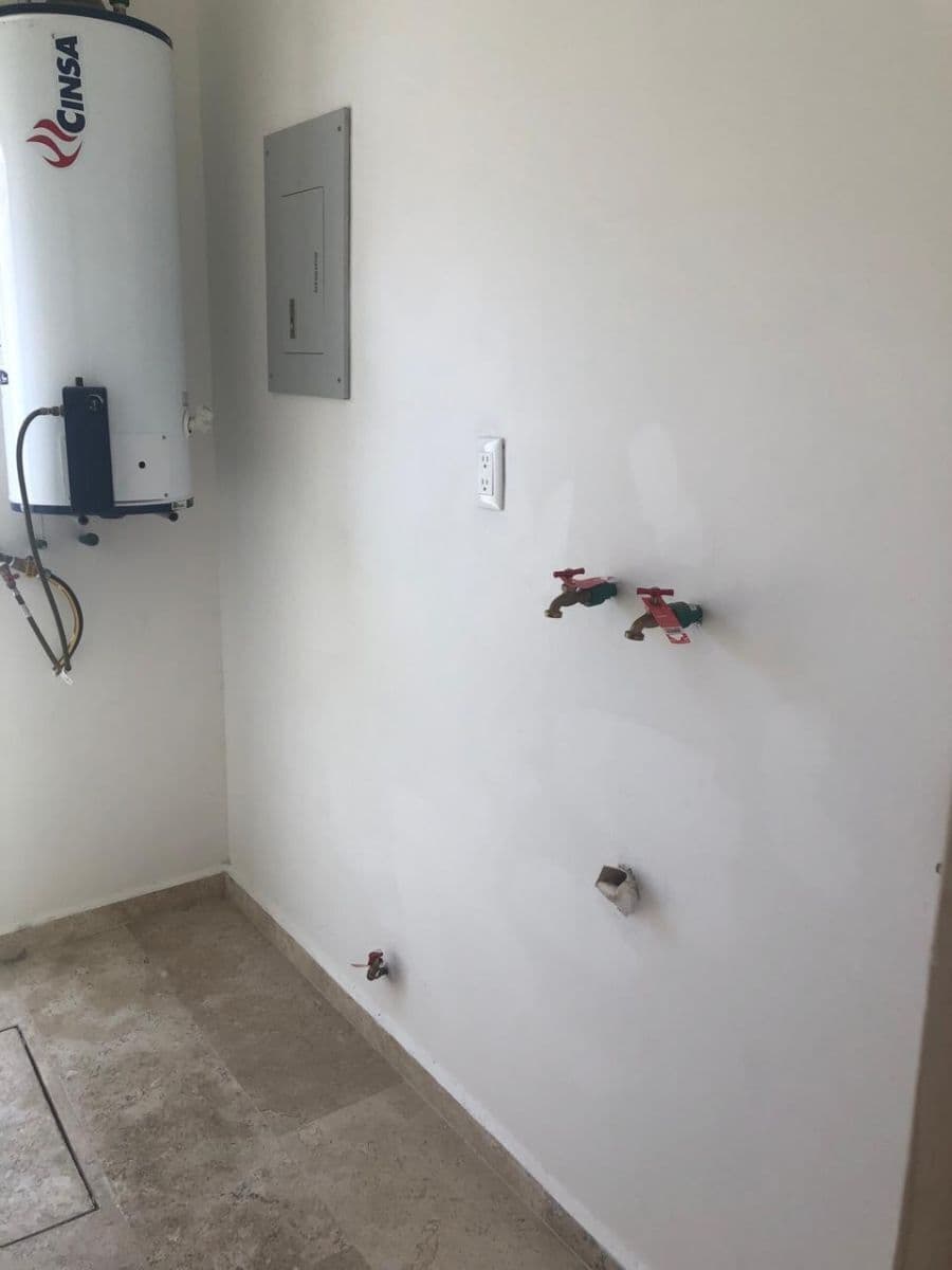 Casa en venta en Privada Chapultepec, 3.5 baños, jardin, área de TV, persianas 9