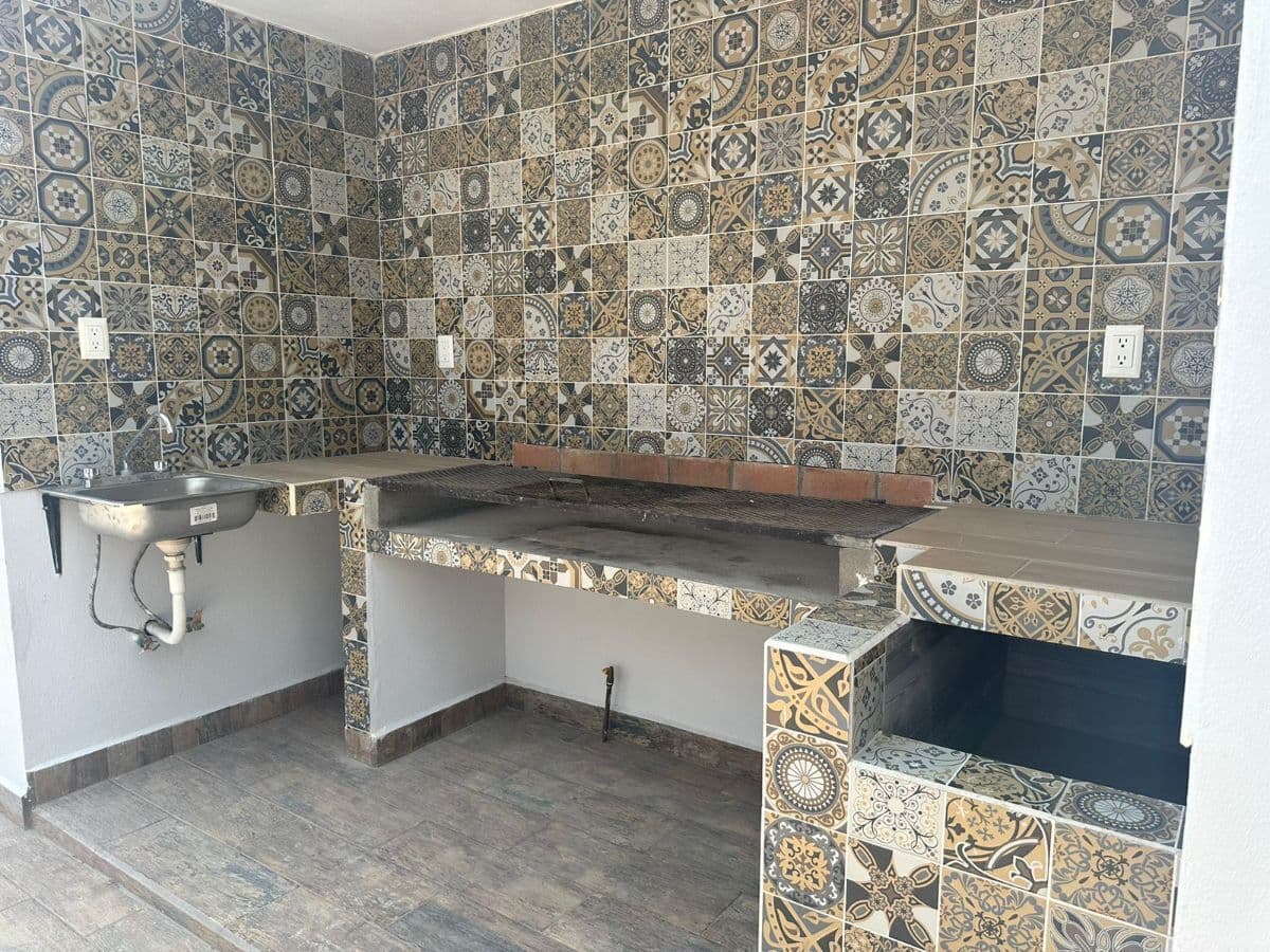 Casa en venta Himno Nacional 1a secc. 3 recs, 3.5 baño , roof c asador y baño 4